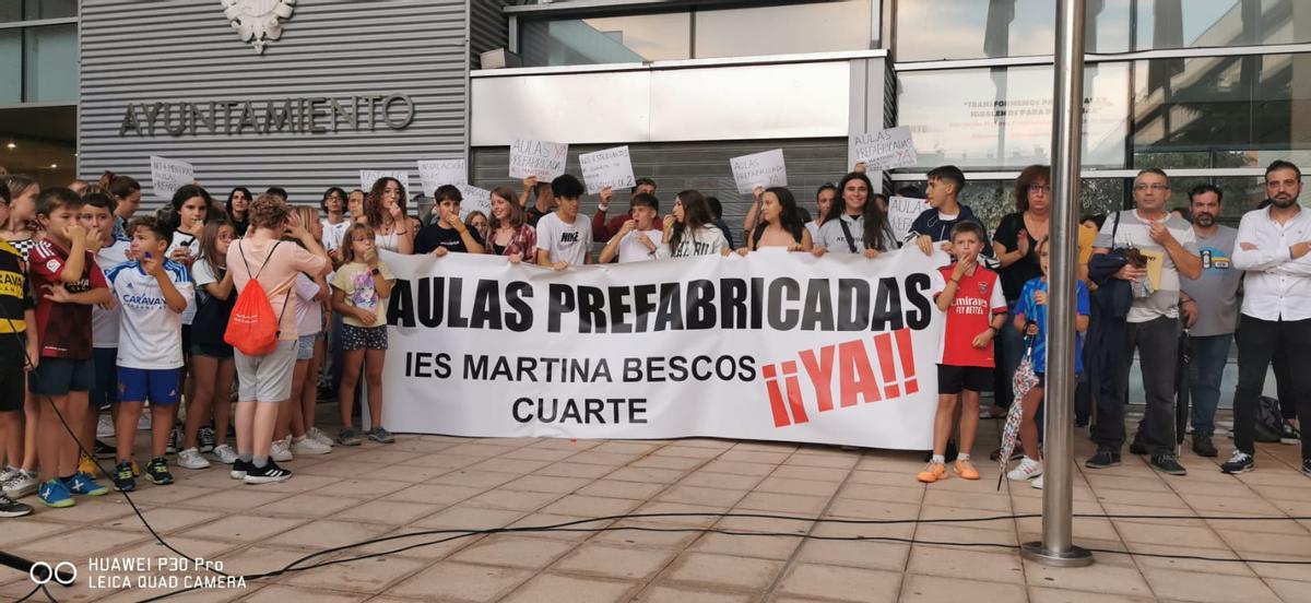 Protesta este lunes, en Cuarte de Huerva, por la situación del instituto.