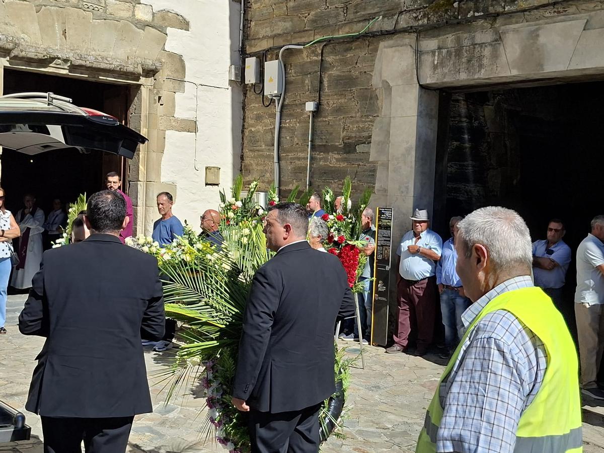 En imágenes: La iglesia de Santa María, en Villanueva, se llena para dar el último adiós a Enrique López En imágenes: La iglesia de Santa María, en Villanueva, se llena para dar el último adiós a Enrique López