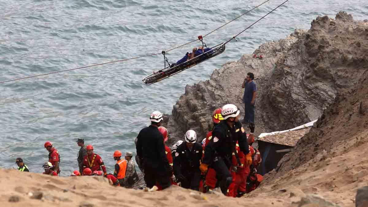 El complicado rescate de los cuerpos ha provocado que se tengan que usar helicópteros y tirolinas para llegar al lugar.