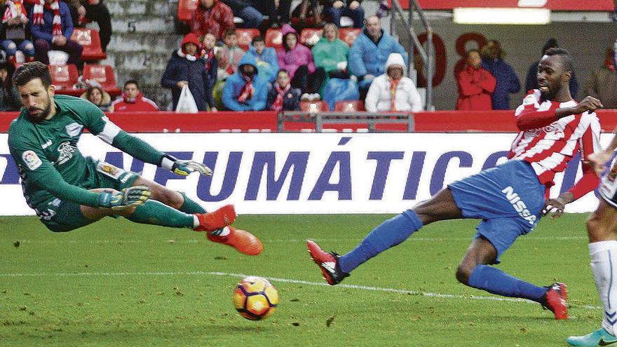 Arriba, Traoré supera a Pacheco en su primer gol. A la izquierda, Amorebieta gana un balón aéreo.