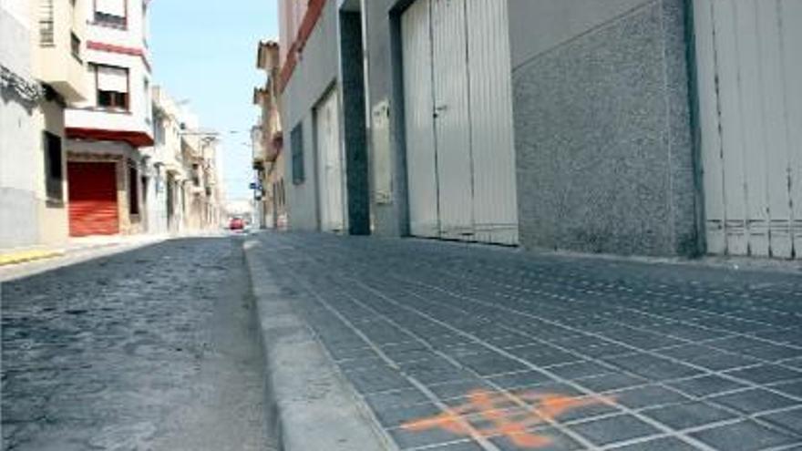 Marcas para instalar bolardos en la acera de la calle Buen Suceso e inutilizar las plantas bajas.