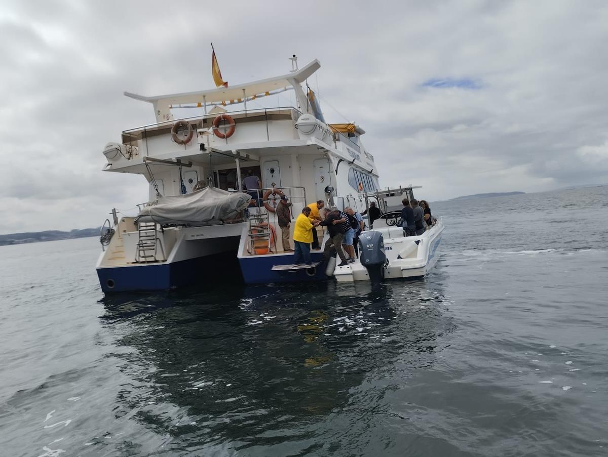 Momento en que los viajeros regresaron al catamarán.