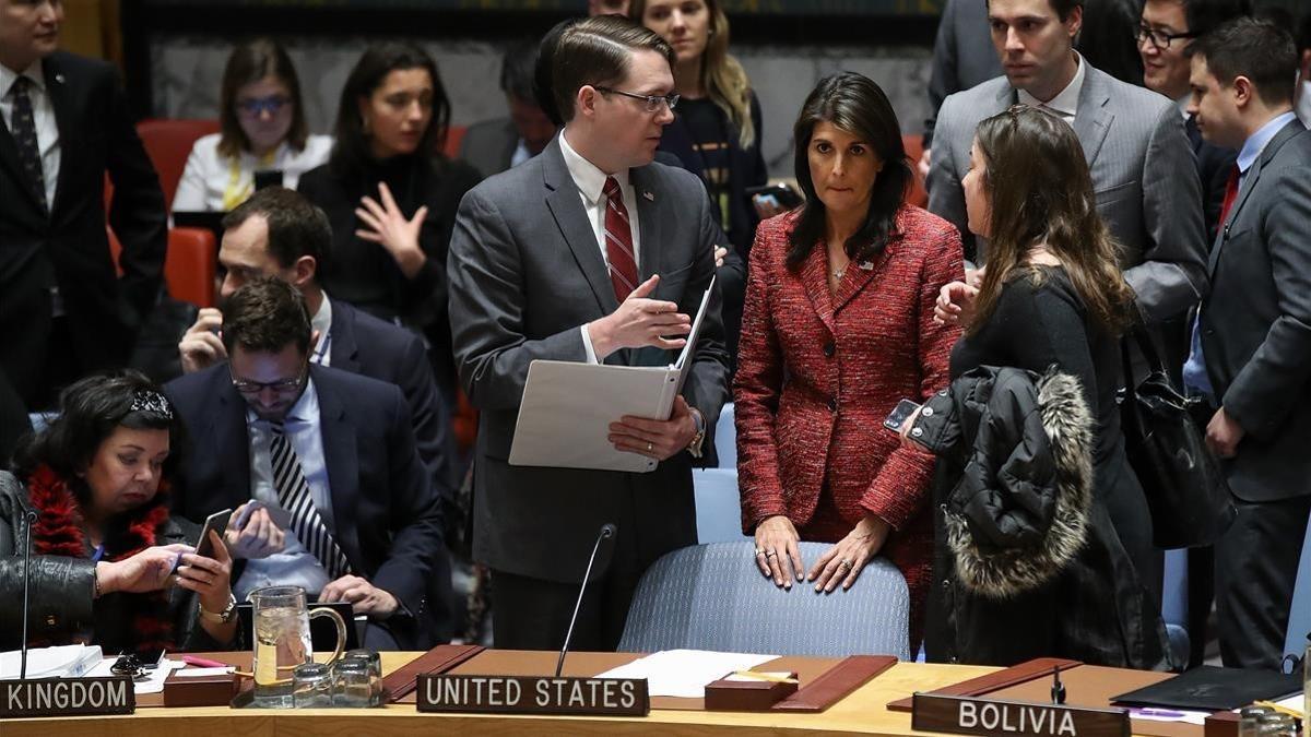 La embajadora de EEUU en la ONU, Nikki Haley (segunda por la derecha) escucha a miembros de su delegación, al inicio de la sesión del Consejo de Seguridad, en Nueva York, el 10 de abril.