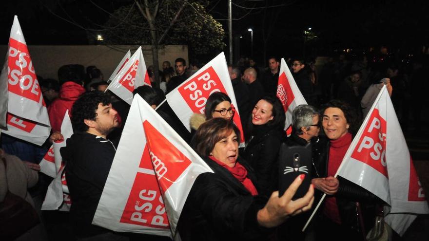 Los socialistas portan banderas para animar la campaña