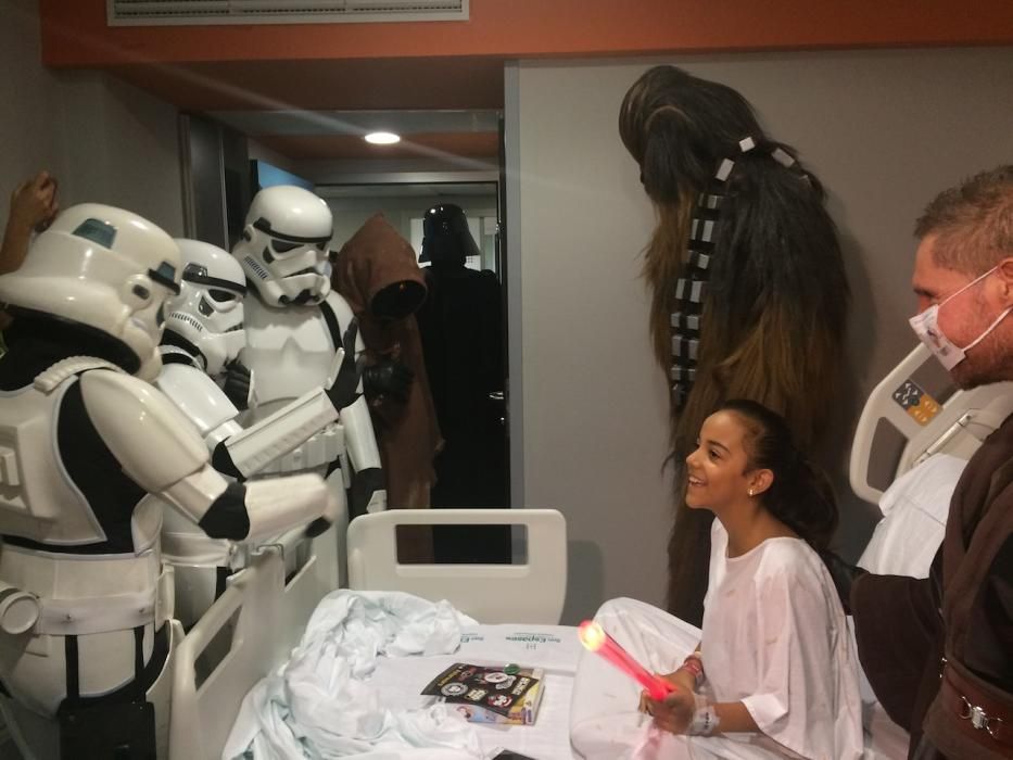 Star Wars visita a los niños de Pediatría de Son Espases