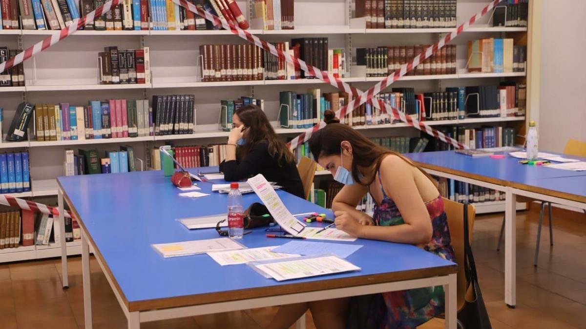 Estudiantes en una de las salas de la biblioteca de Amador de los Ríos.