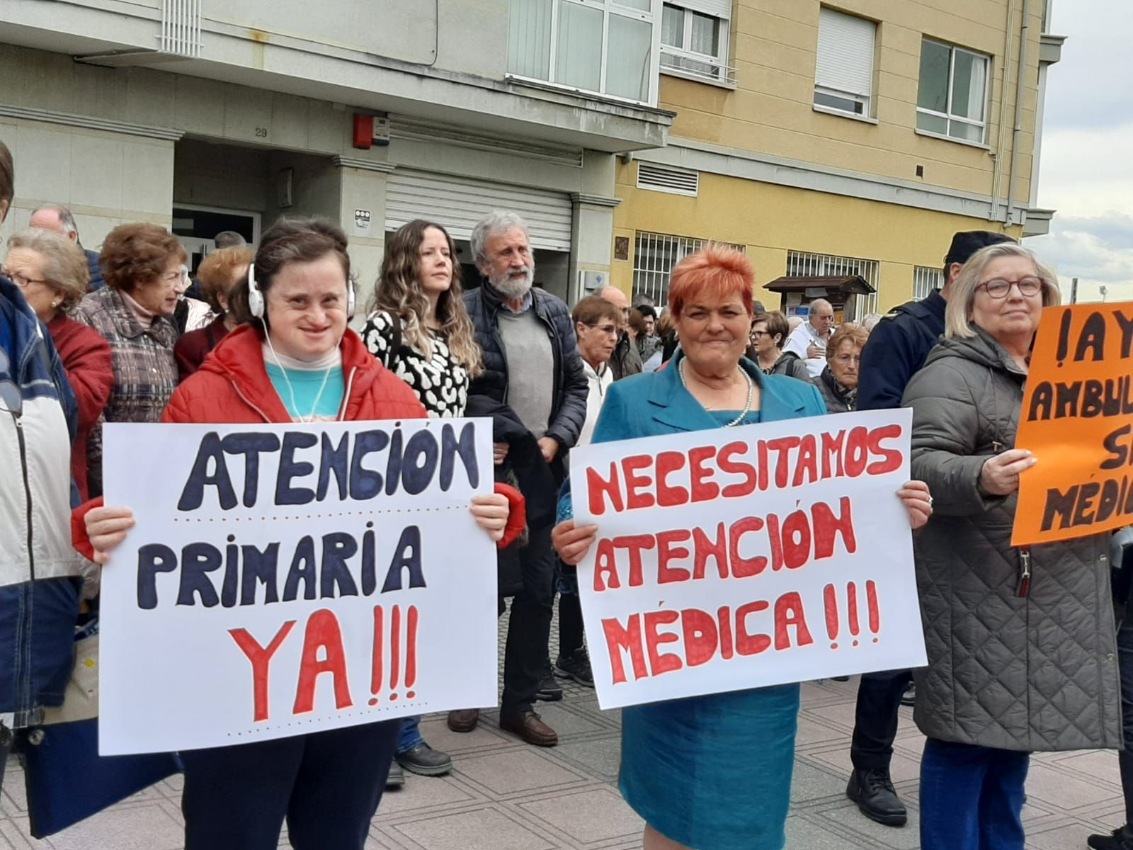 El Berrón se echa a la calle para reclamar más médicos