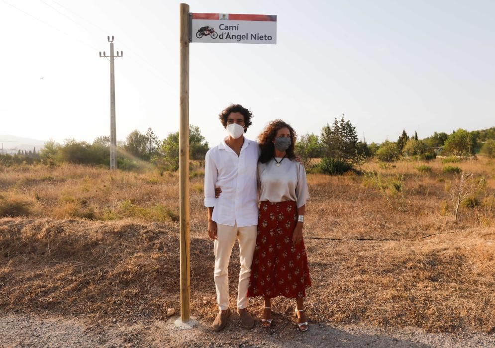 El Ayuntamiento de Santa Eulària y los familiares del piloto descubren la placa del camino que lleva su nombre en Cap Martinet