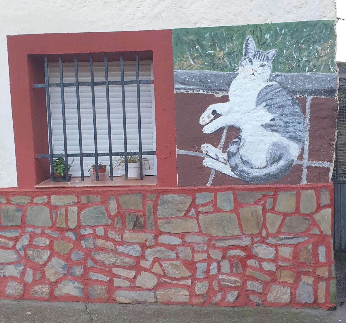 Un gato recostado protagoniza uno de los tres últimos murales realizados en Villaflor.
