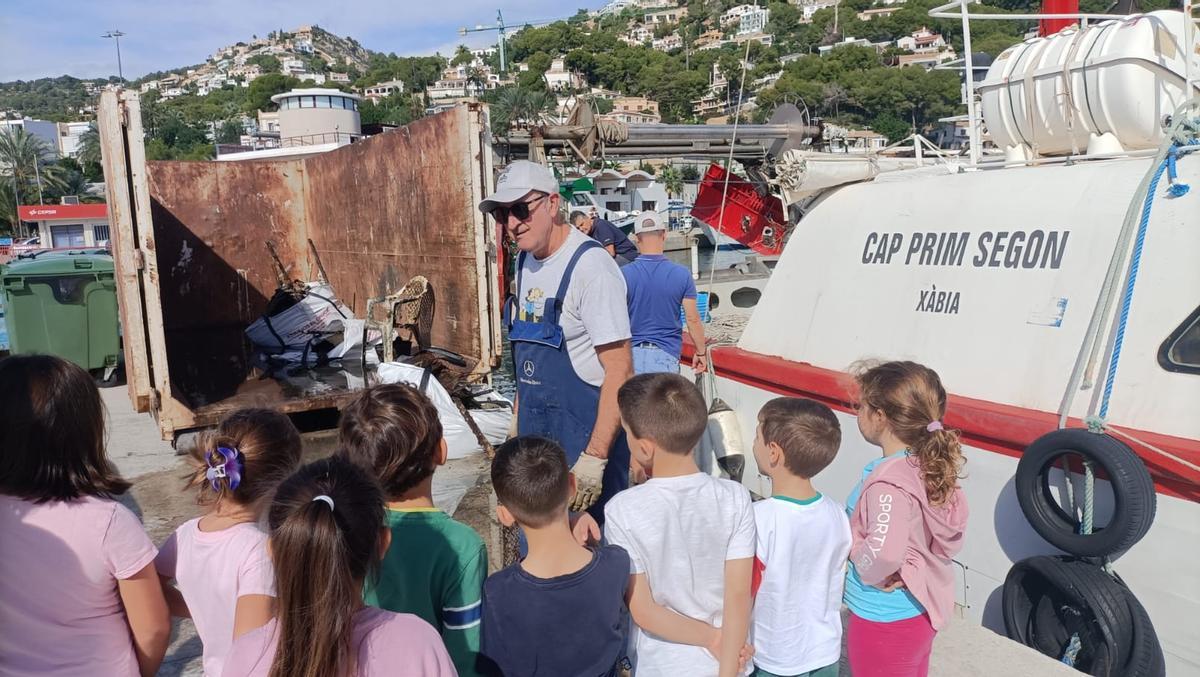 Los alumnos en la excursión al puerto