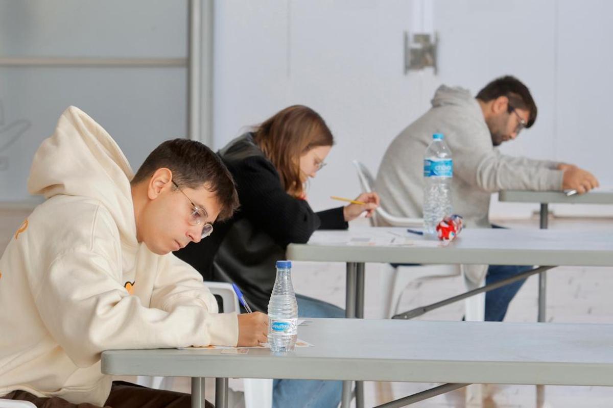 Cientos de personas realizan las pruebas orales del C2 de valenciano
