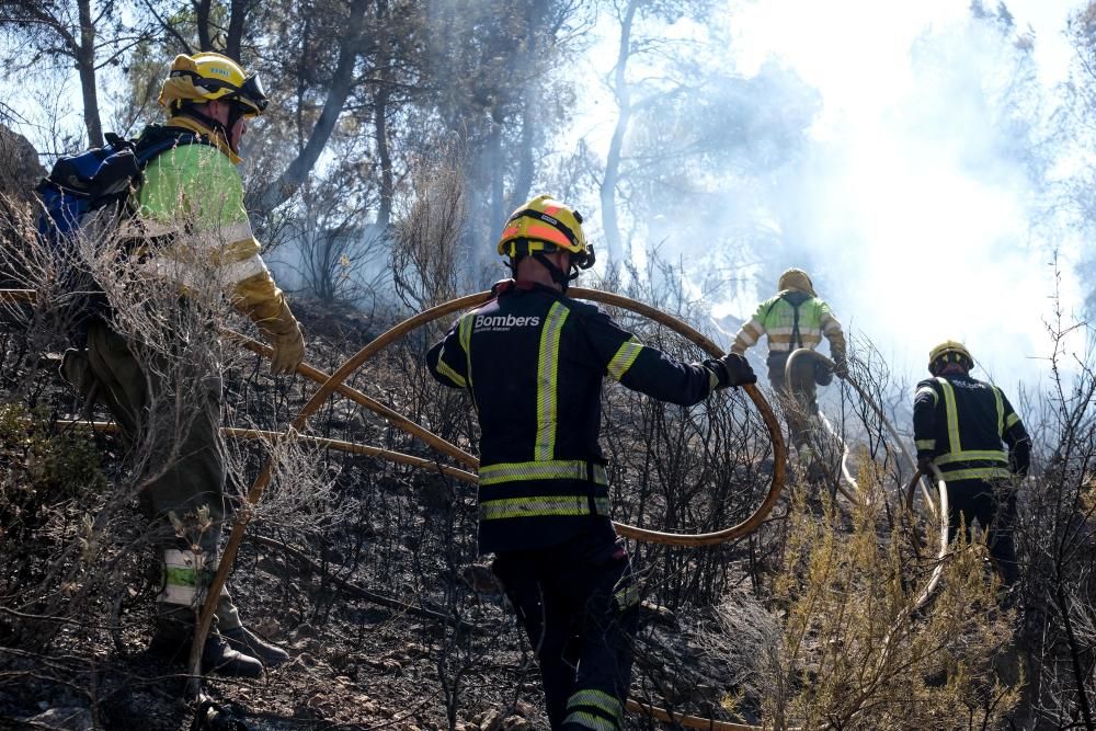 El fuego se inició a última hora de ayer miércoles y ha estado activo toda la noche.