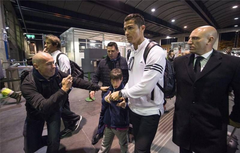 Multitudinaria llegada a Córdoba del Real Madrid