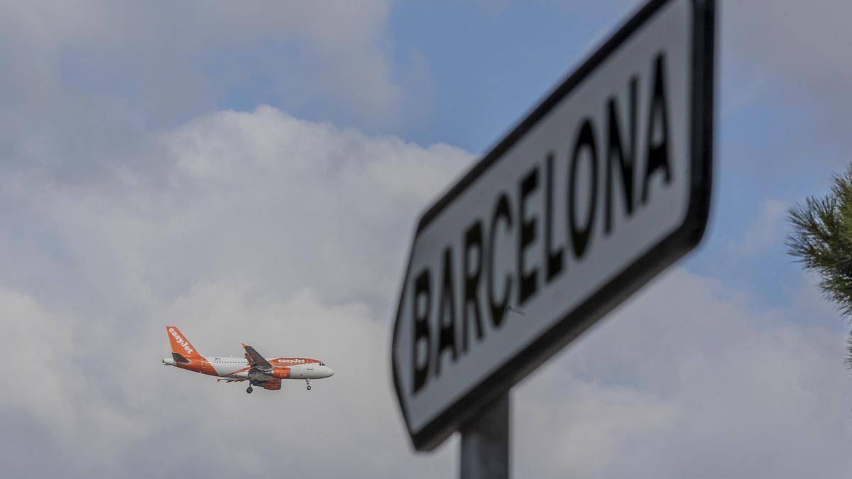 El Prat de Llobregat 09/02/2023 Debate sobre la ampliación del aeropuerto Josep Tarradellas El Prat En la foto, un avión sobrevuela la zona de Gavà Mar FOTO de FERRAN NADEU