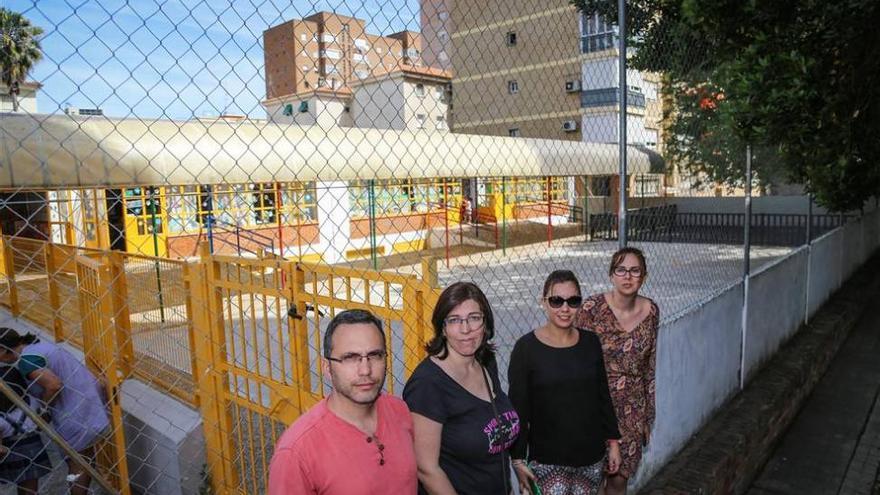 Quejas en el colegio Guadiana de Badajoz por limpiar un tejado en horario escolar