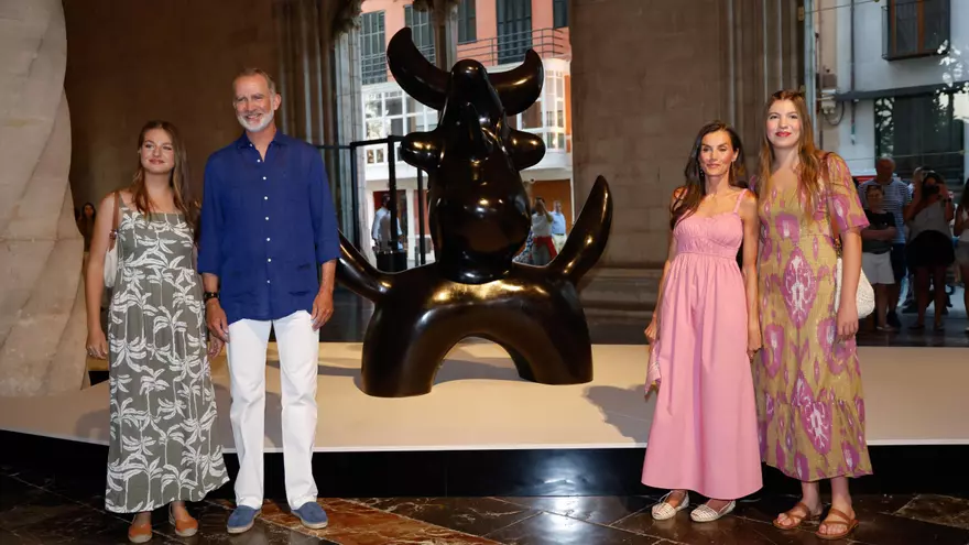 Joan Miró impacta a la Familia Real en la Llotja de Palma con sus seres imaginarios