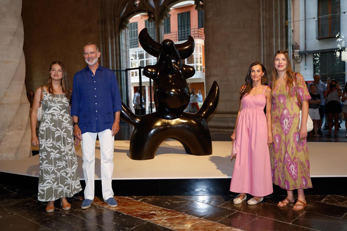 Los reyes de España y sus hijas visitan una exposición de Joan Miró en Palma