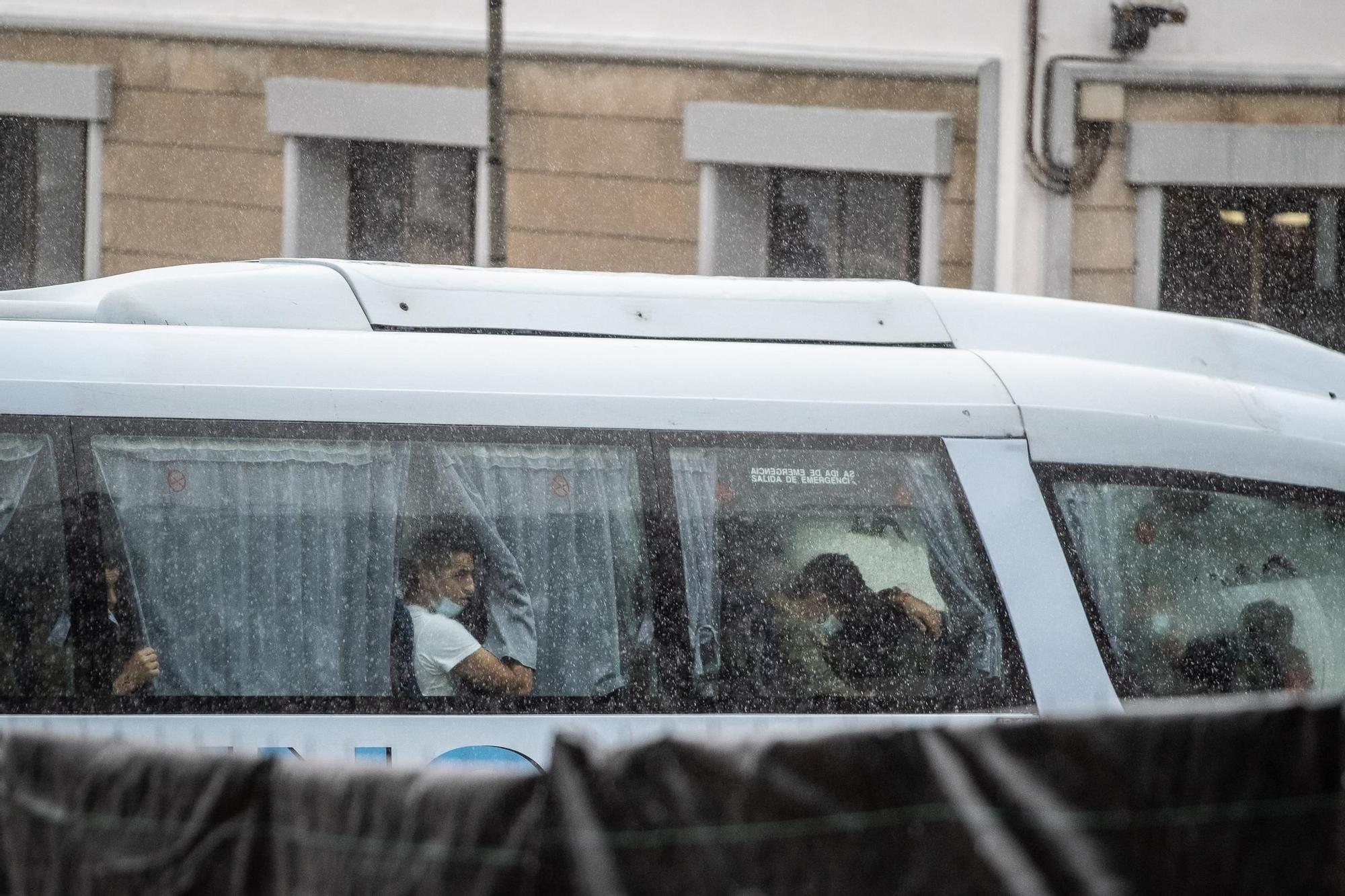 Llegada de inmigrantes al antiguo acuartelamiento de Las Raíces (Tenerife)