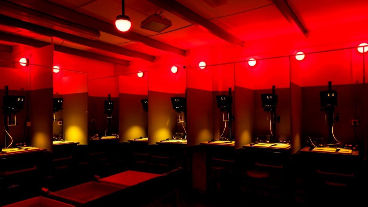 El laboratorio de revelado analógico del instituto, un equipamiento en peligro de extinción.