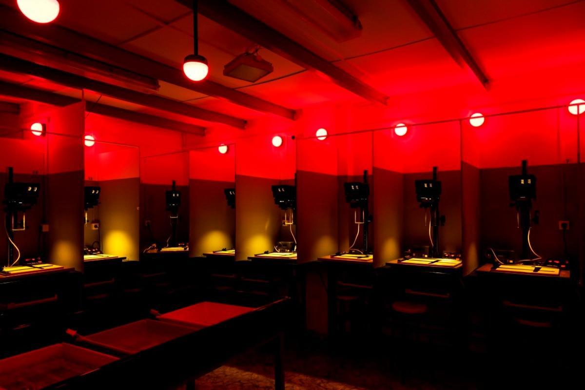 El laboratorio de revelado analógico del instituto, un equipamiento en peligro de extinción.