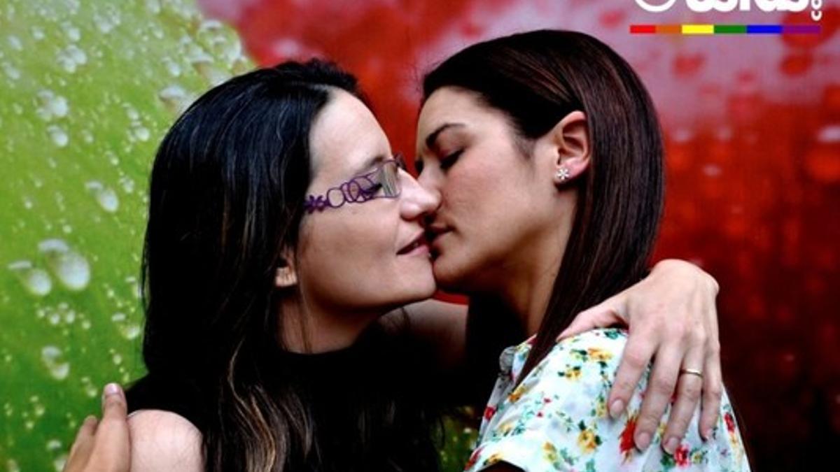 Mónica Oltra y Mireia Molla se besan