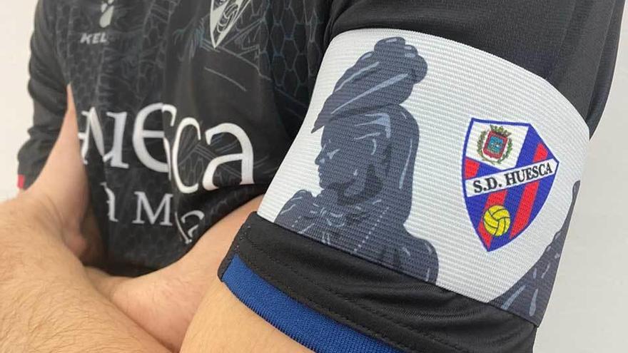 El Huesca personaliza su brazalete de capitán para visitar Oviedo