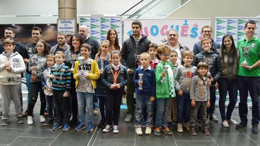 Los mejores posan con sus trofeos y sus medallas.