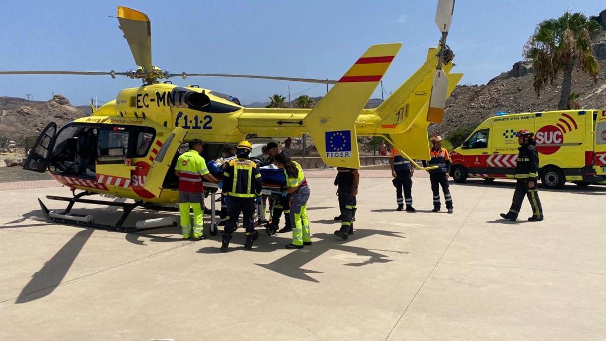 Intervención de personal de helicóptero medicalizado y ambulancia del SUC en accidente de tráfico