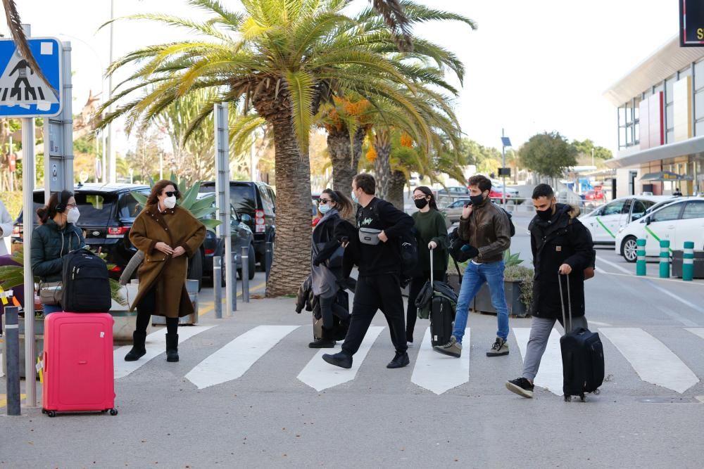 El aeropuerto de Ibiza sigue siendo un coladero de peninsulares