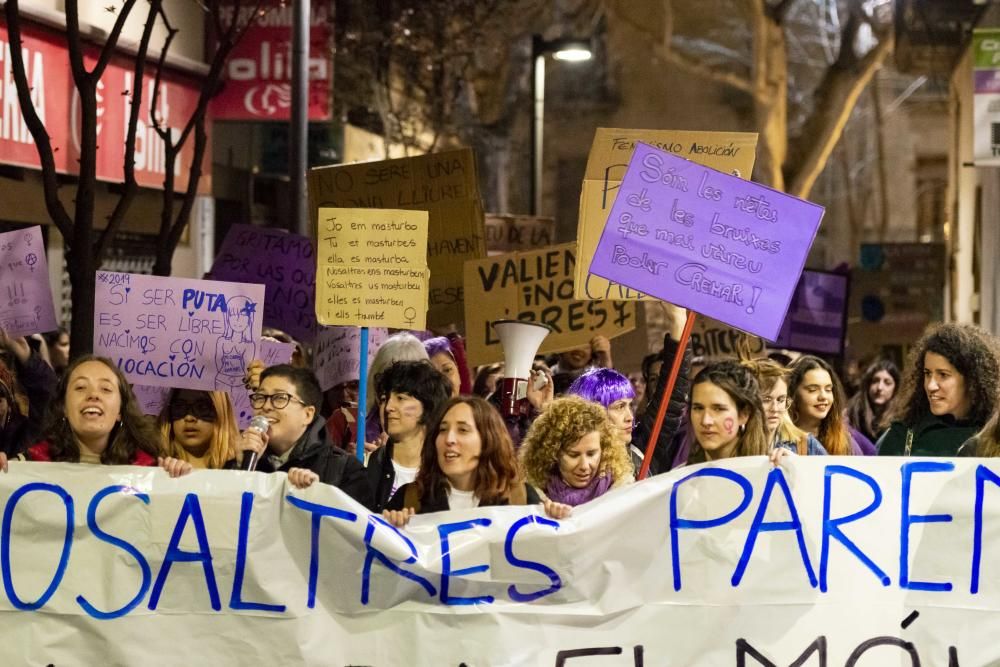 Centenars de persones surten al carrer el 8M