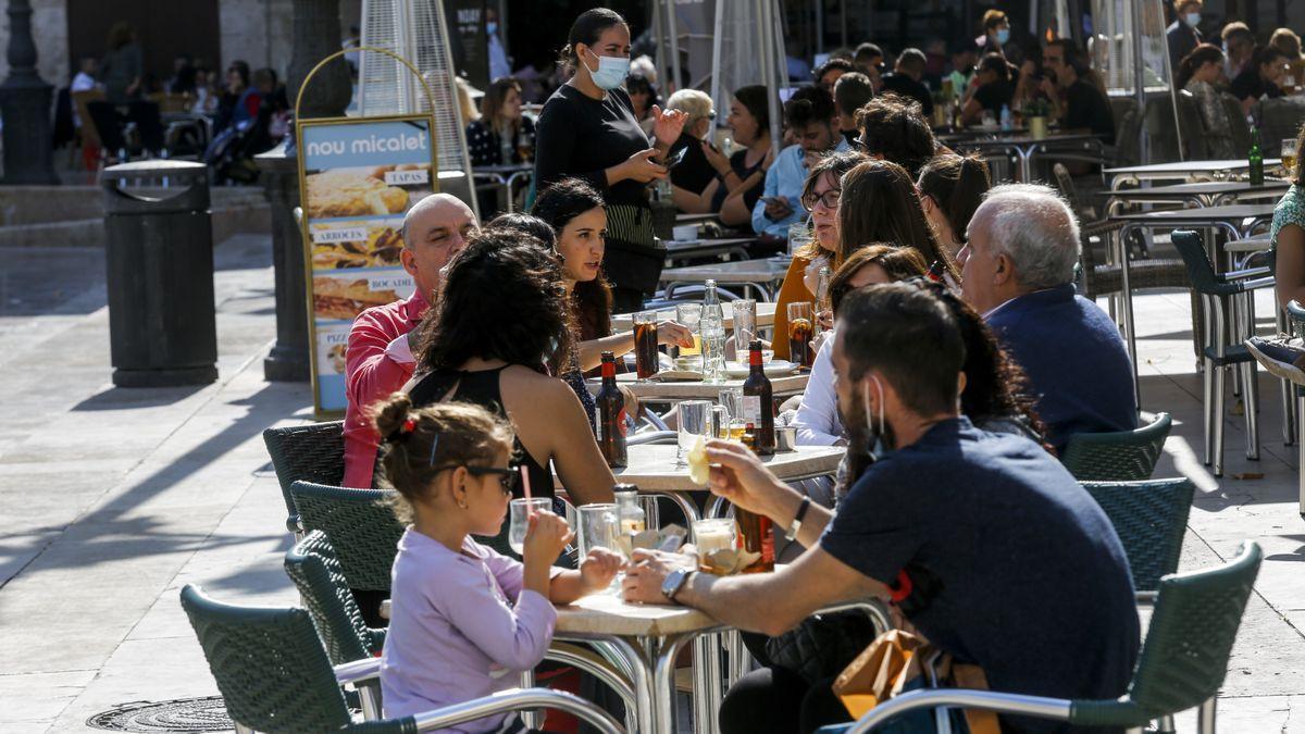 Aumentan los brotes de Covid-19 en bares, restaurantes, colegios y hospitales