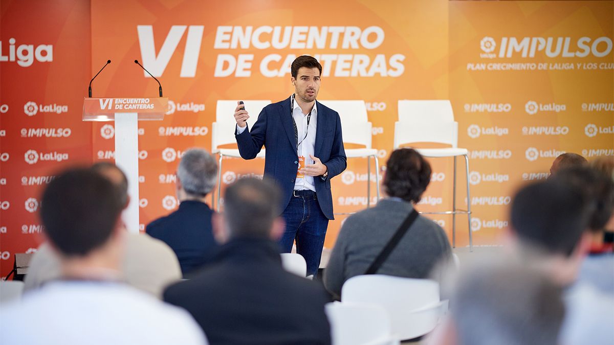 Juan Florit, director de Proyectos Deportivos de LaLiga, durante su intenvenció en El Sadar para explicar el Plan de Optimización y Mejora de las Canteras