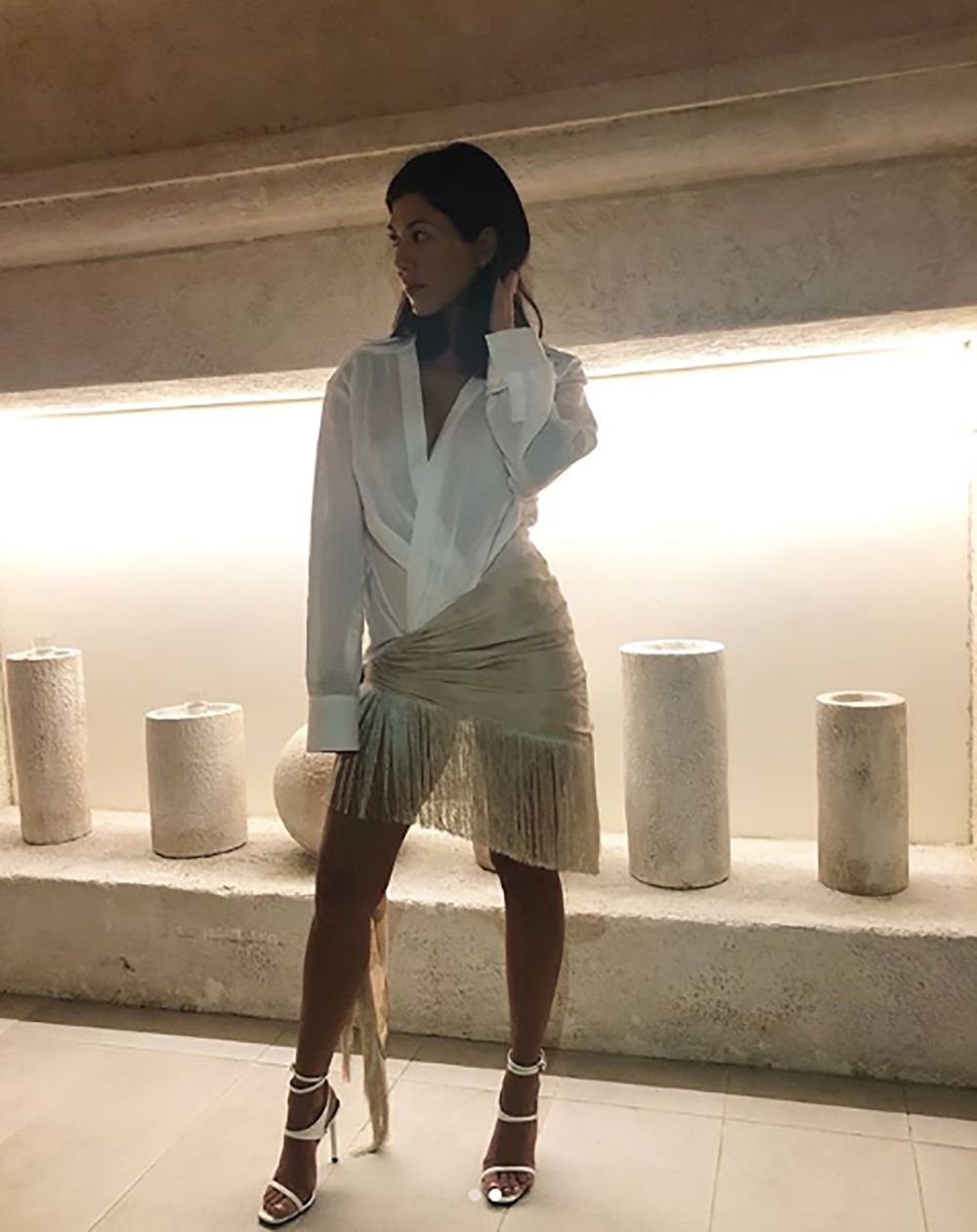 Kourtney Kardashian con falda de flecos