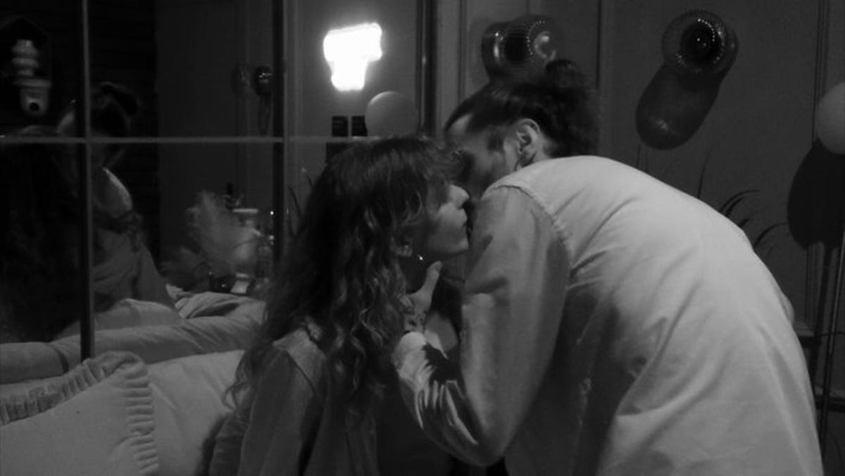 Las luces se apagan y sube la temperatura en la sala de intimidad total de First Dates: "Le doy un 9"