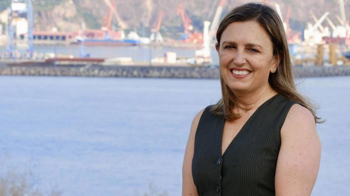 María Calvo, en el cerro de Santa Catalina de Gijón, con el puerto de El Musel al fondo. | JUAN PLAZA