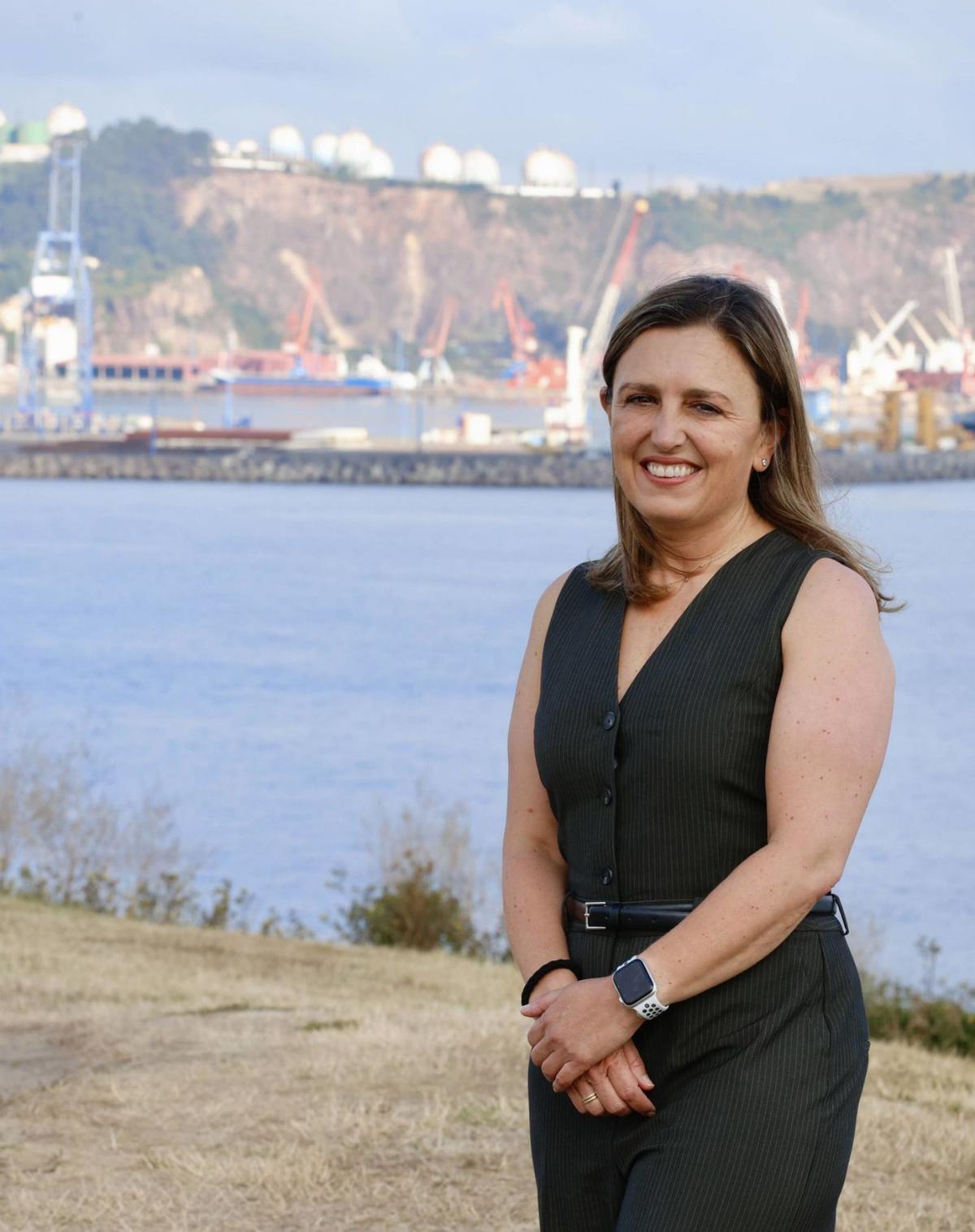 María Calvo, en el cerro de Santa Catalina de Gijón, con el puerto de El Musel al fondo. | JUAN PLAZA