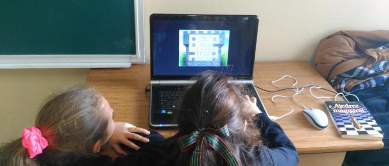 Los alumnos de Infantil del colegio Marcote disfrutan del ajedrez en los ordenadores.