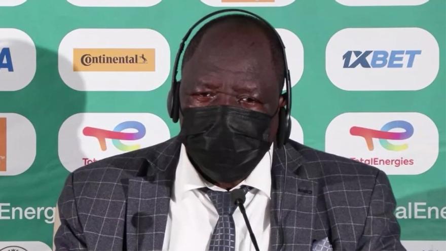 El momento en que comunican al técnico de Mali que debe volver al campo: "¡Quedan 3 minutos por jugar!"