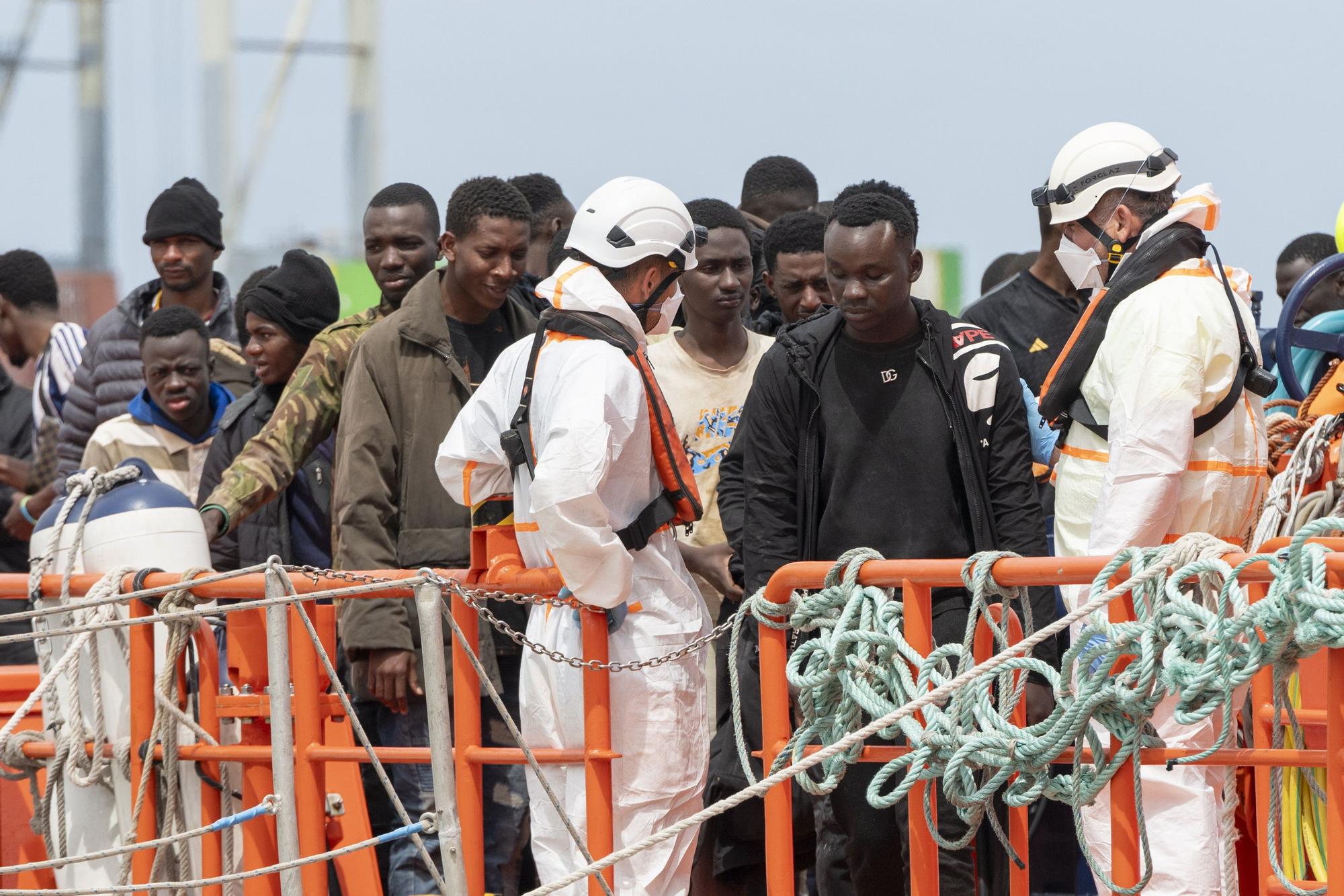Salvamento Marítimo rescata a 64 migrantes de una neumática cerca de Lanzarote