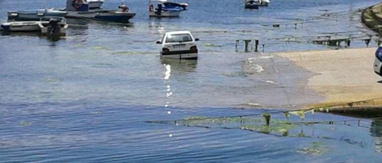 Uno de los coches afectados por la pleamar.