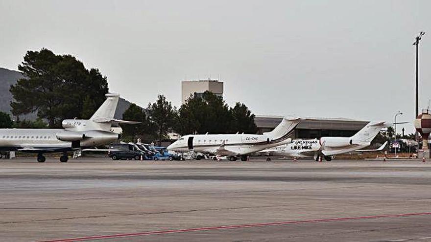 Varios &#039;jets&#039; privados junto a la terminal de ejecutiva del aeropuerto de Ibiza.