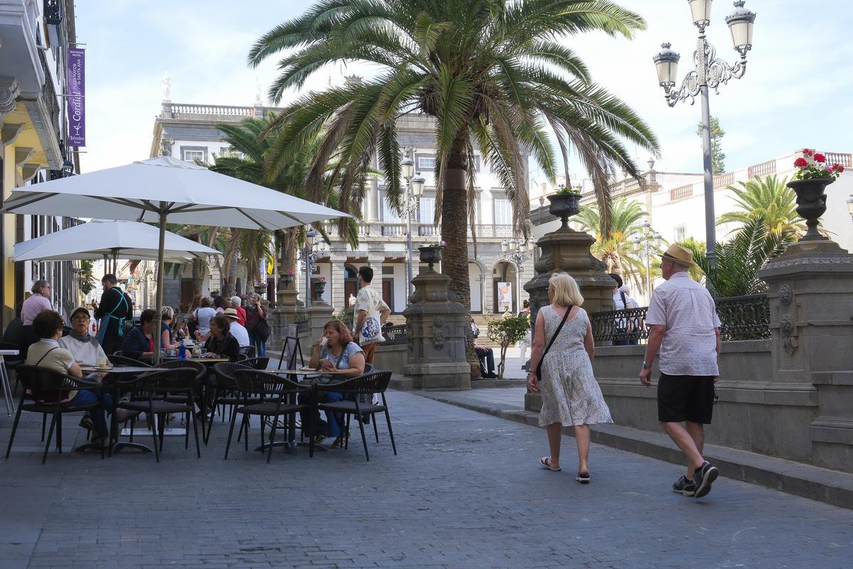 Turistas en la plaza de Santa Ana en Vegueta.