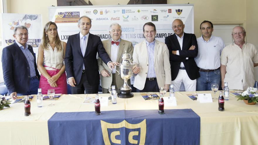 Las autoridades y representantes de las entidades colaboradoras posan con la Copa Bedriñana.