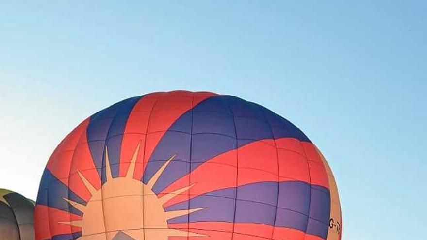 Un moment de l&#039;enlairament de globus amb el sol que els il·lumina