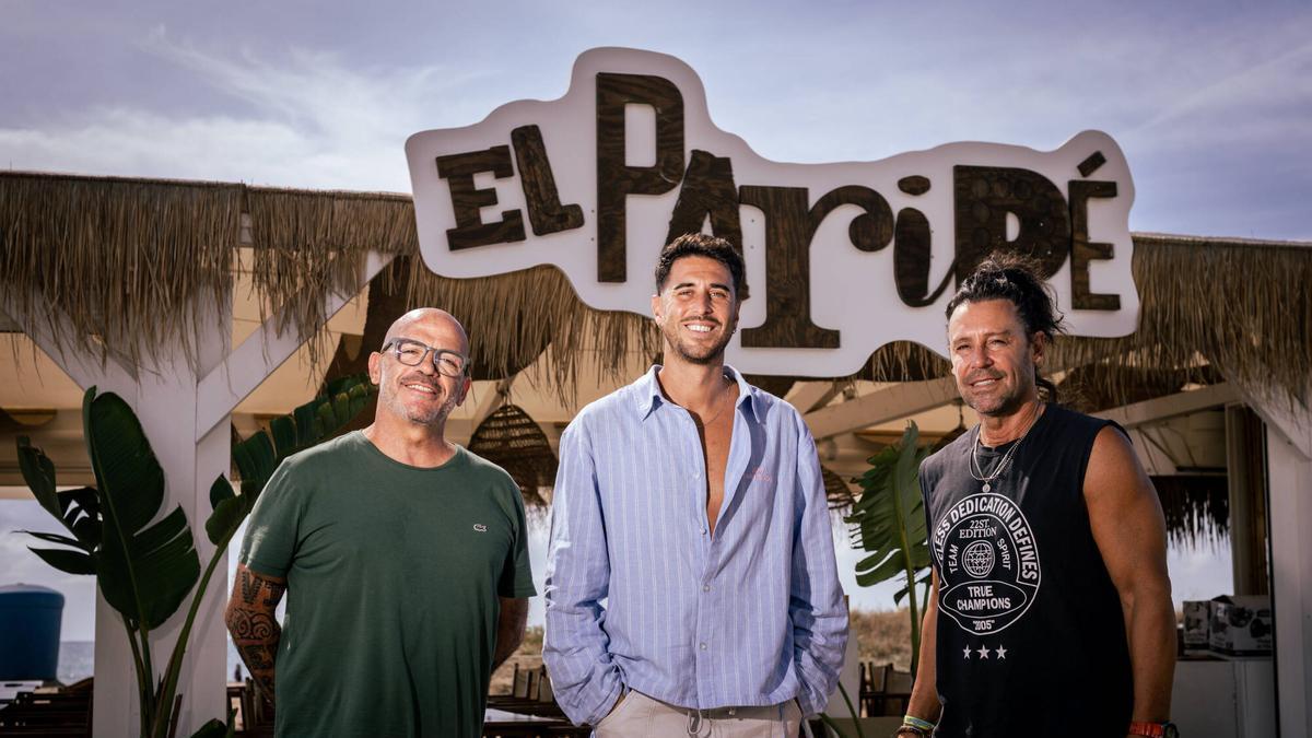 Los socios fundadores de El Paripé, Santi López, Dimas Vegas y Claudio Miniño, en el chiringuito El Paripé, en Castelldefels.