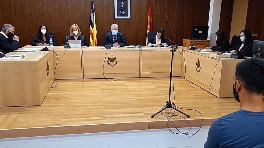 El acusado de espaldas durante el juicio celebrado el 6 de octubre en Ibiza.