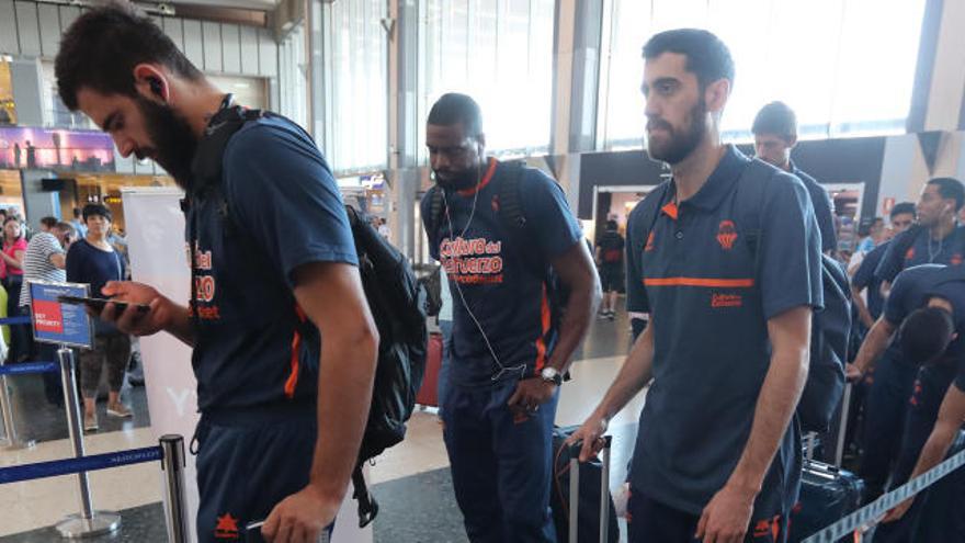 Los jugadores del Valencia Basket, en el aeropuerto