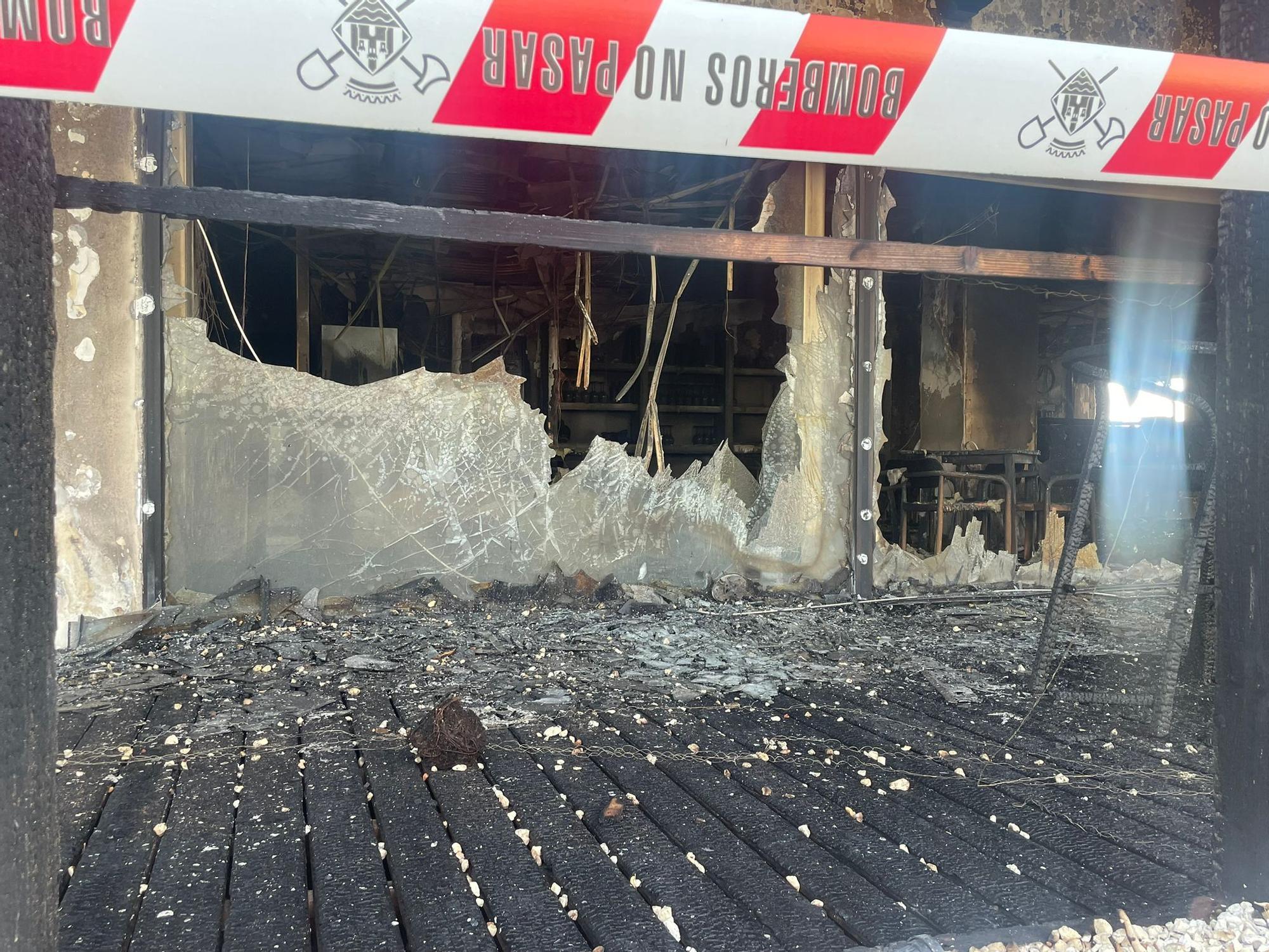 Todas las imágenes del devastador incendio en una zona de ocio de Ibiza