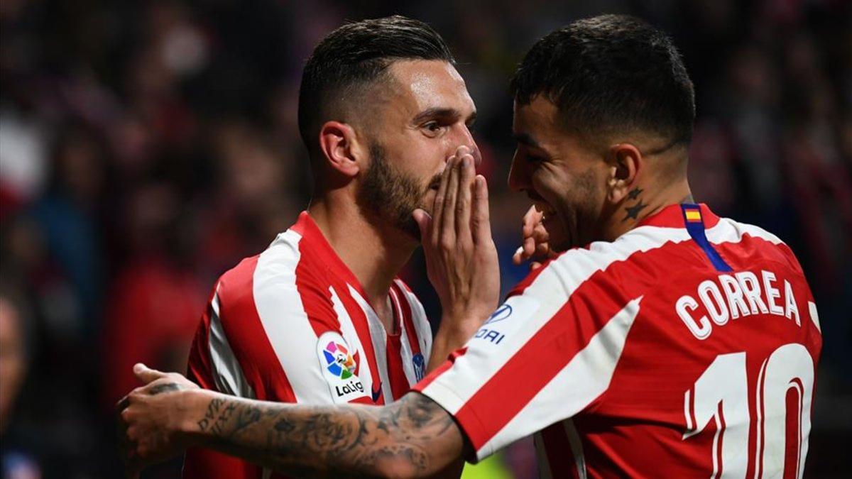 Koke celebra un gol con Correa