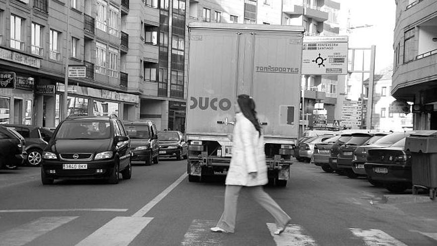 Vista de la calle Doctor Tourón, llena de coches.